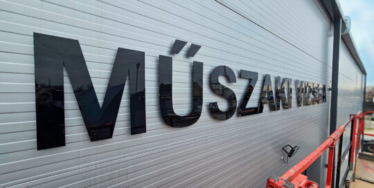 Plexibetű kültéri dekoráció